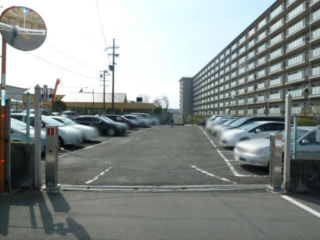 ローレルハイツ茨木総持寺１号棟　敷地内駐車場