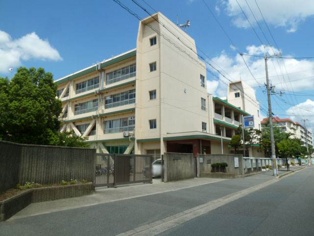三和第７マンション　茨木市立平田中学校　約1210ｍ