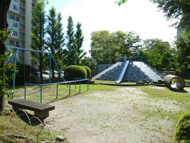 南茨木ハイタウン美沢Ｄ棟　敷地内の公園