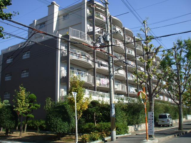 さんくれーる茨木Ｂ棟　近隣には買物施設が多く、生活便利な立地です