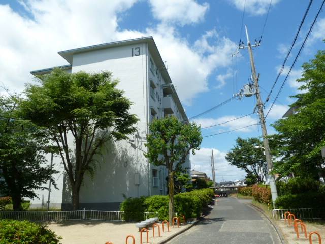 平田住宅１３号棟　バス停が近く、駅までのアクセスが便利です