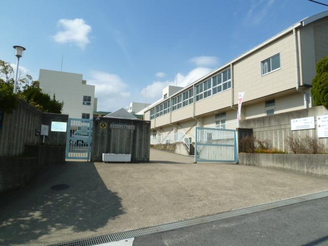 陽和台第４住宅１１号棟　茨木市立山手台小学校　約480ｍ