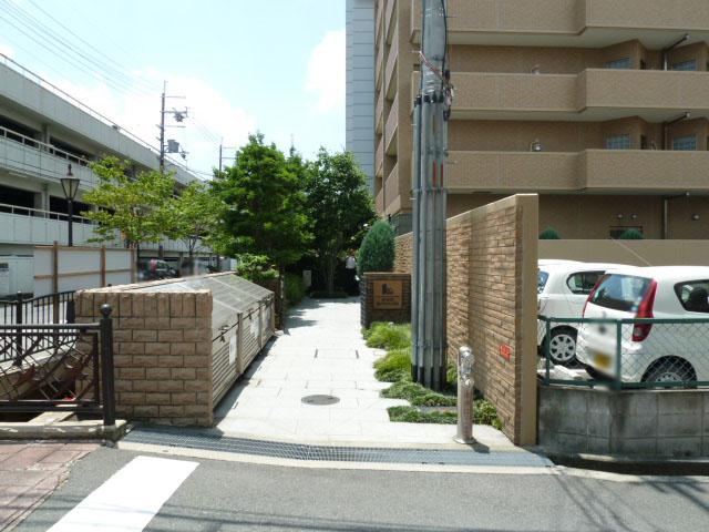 ケイズ・コート茨木別院町　マンション入口のアプローチ