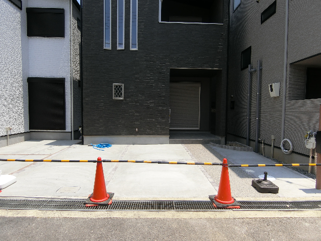 　駐車スペース　２台駐車可（サイズ制限あり）