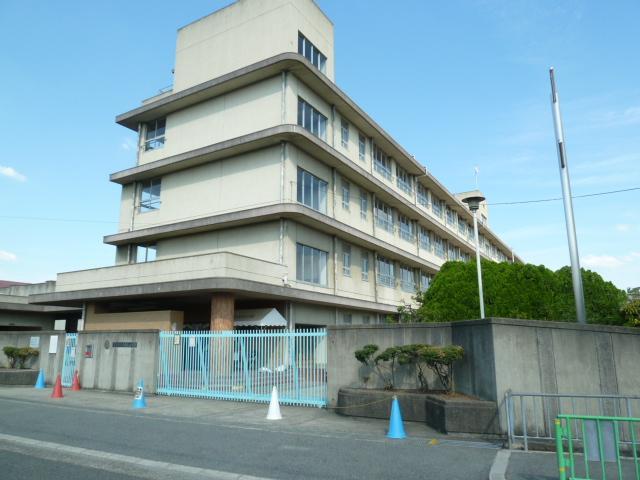 東奈良高層住宅Ｅ棟　茨木市立東奈良小学校　約270ｍ