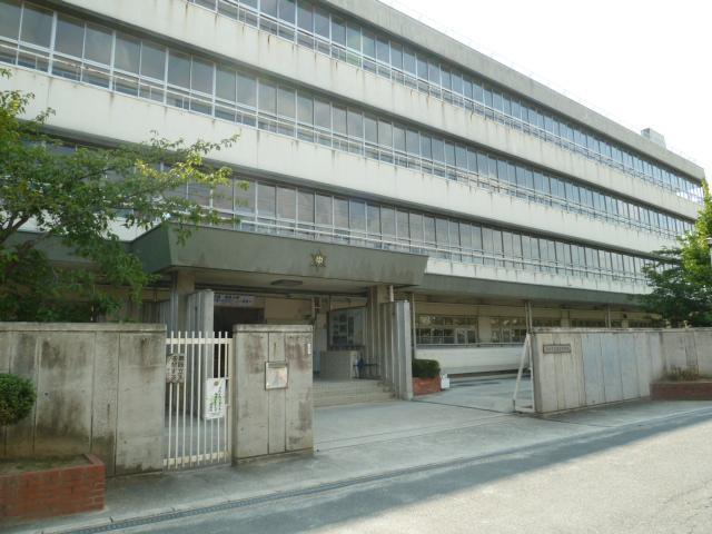 　茨木市立東雲中学校　約1090m