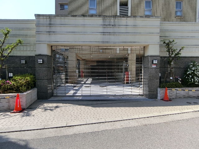 ユニハイムエクシア茨木西中条　敷地内駐車場ゲート