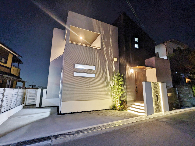 茨木市西安威１丁目（新築戸建）　オシャレな外構で夜は綺麗にライトアップ　南側ひな壇につき、陽当り・眺望良好です