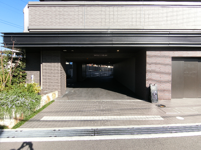 ジオ阪急総持寺　駐車場入り口