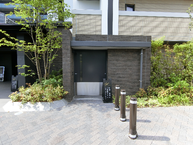ジオ茨木中穂積　駐輪・バイク置場の入口ゲート
