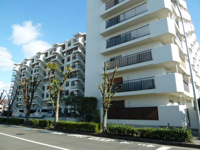 グリーンタウン茨木１０番館　全８棟からなる大規模分譲マンションです